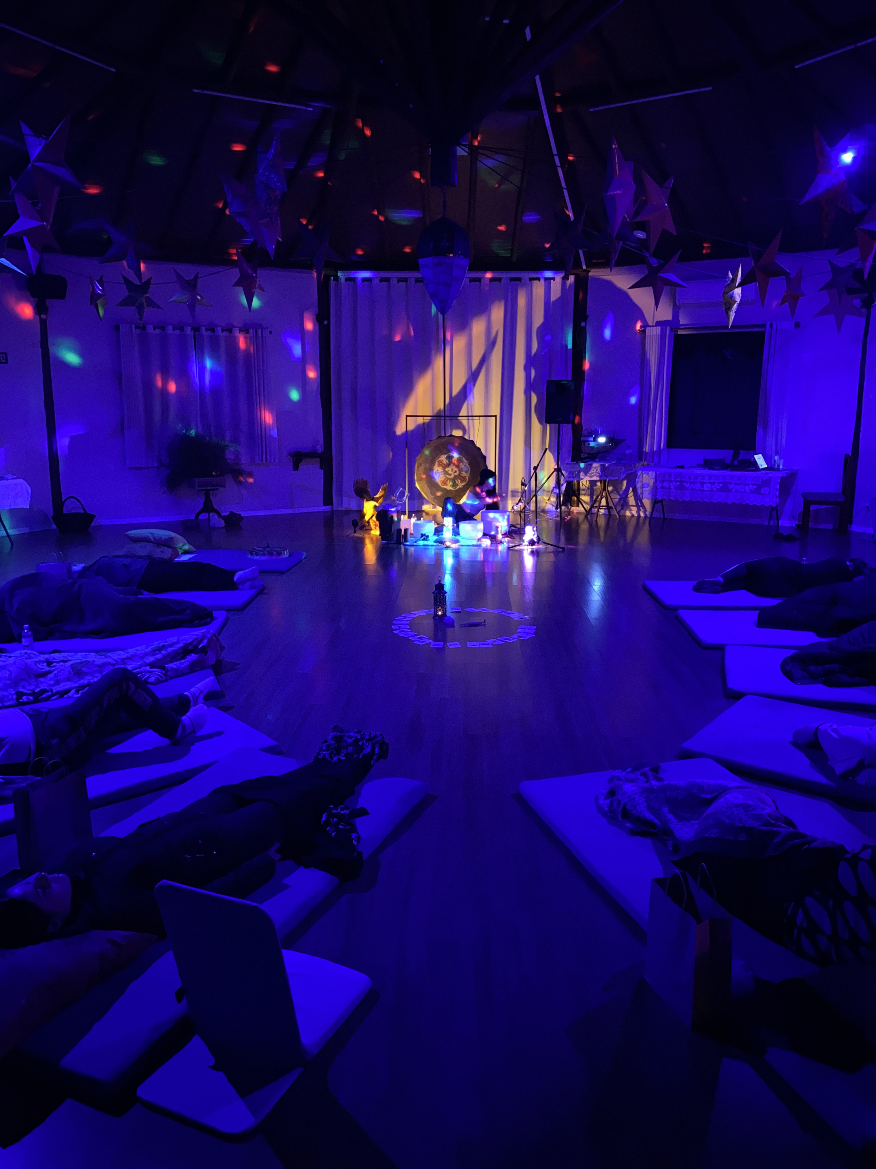 Vivência noturna com meditação e luzes UV no salão